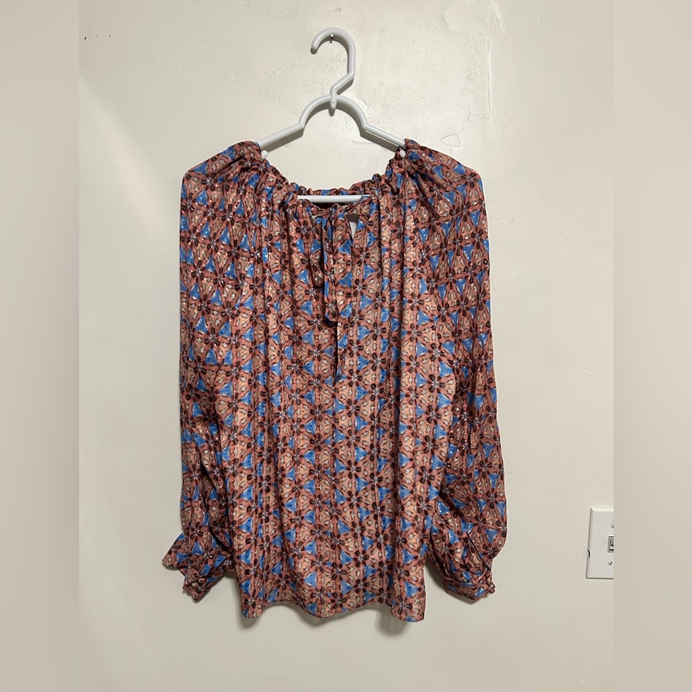 Marie Oliver‎ Kaleidoscope print Long sleeve
Bow tie back
Good preowned - Picture 3 of 9